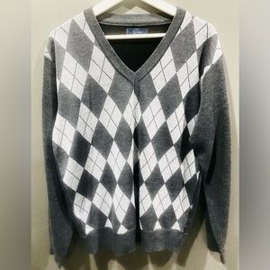 Men’s Classic V Neck Gray Argyle Sweater Size Large New